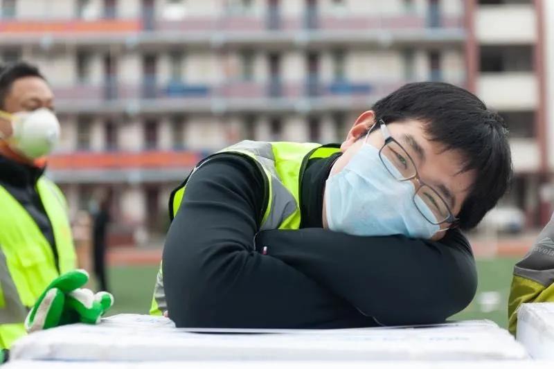 志愿者賈威：“累了，趴下歇會(huì)兒”